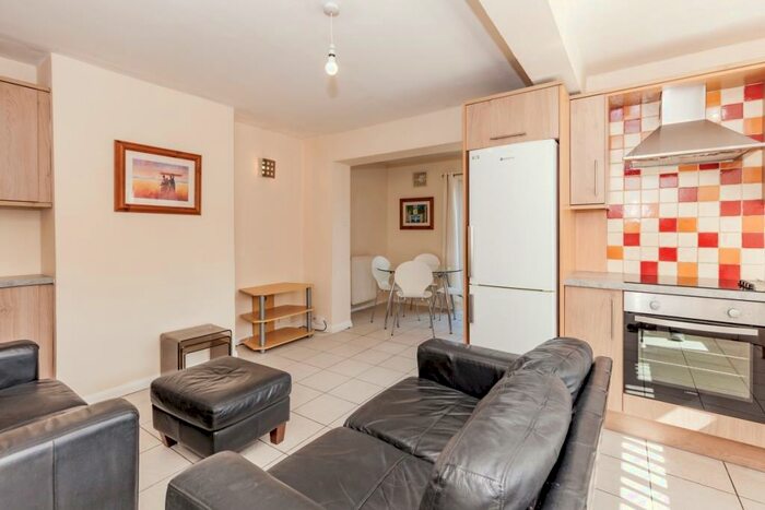 4 Bedroom Semi-Detached House To Rent In New High Street, Headington, OX3