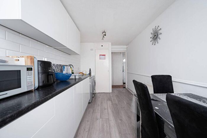 2 Bedroom Flat For Sale In Commercial Street, Limehouse, London, E1