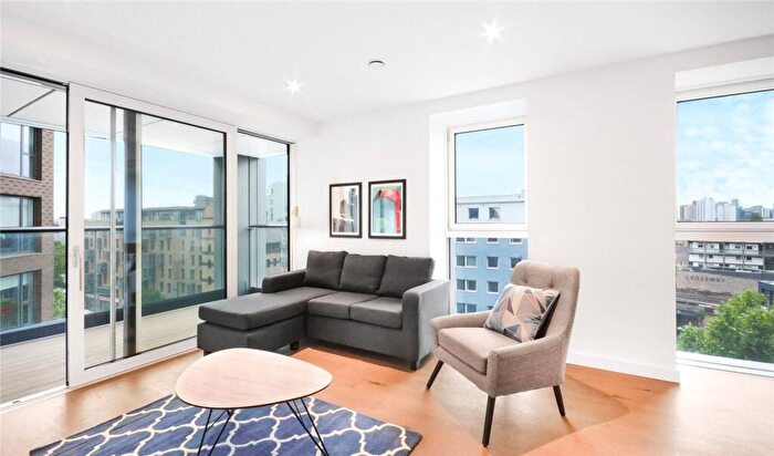 2 Bedroom Flat To Rent In Deacon Street, Elephant And Castle, London, SE17