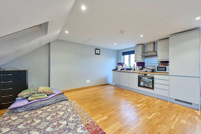 2 Bedroom Flat To Rent In Garratt Lane, Earlsfield, London, SW18