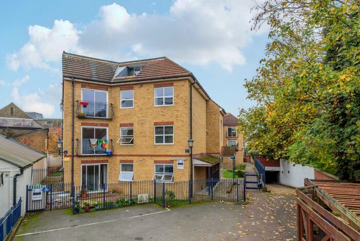 2 Bedroom Flat To Rent In Compass Lane Bromley, BR1