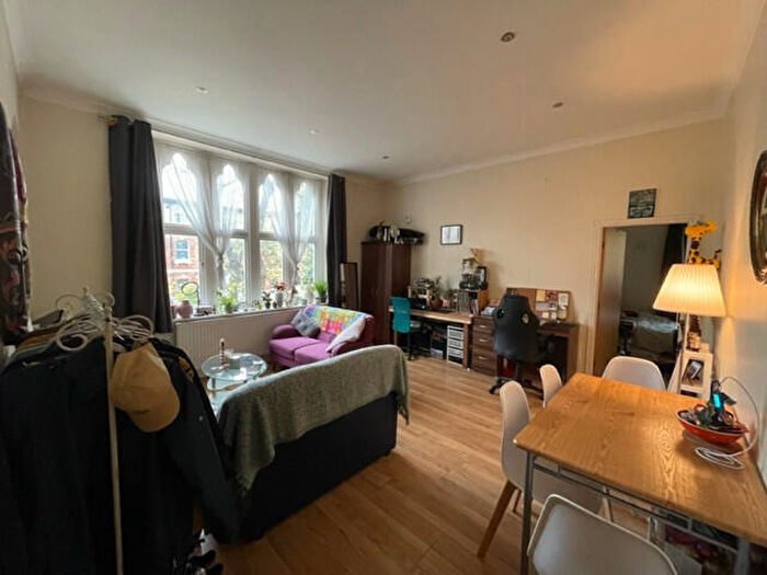 1 Bedroom Flat To Rent In Hyde Terrace, Leeds, LS2