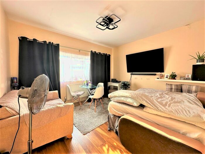 1 Bedroom Flat For Sale In Cardinal Way, Harrow, Middlesex, HA3