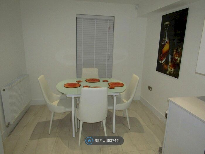 4 Bedroom Semi-Detached House To Rent In Manchester, Manchester, M4