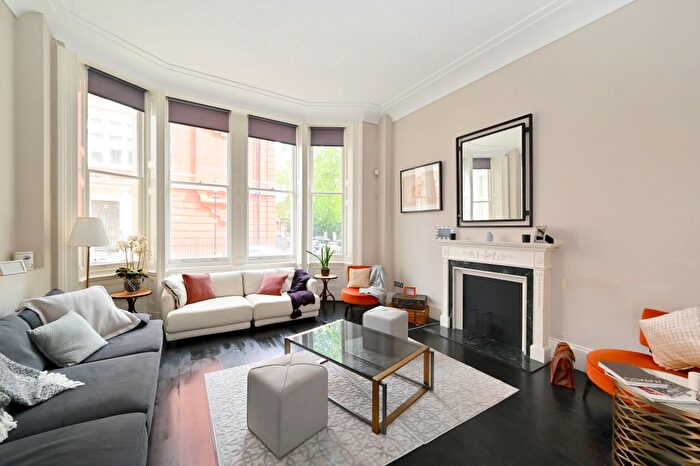 3 Bedroom Flat To Rent In Cadogan Square, London, SW1X