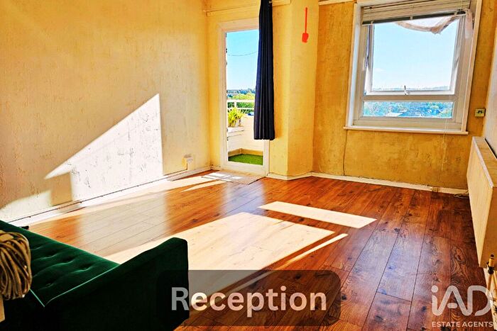 2 Bedroom Flat For Sale In High Trees, London, SW2