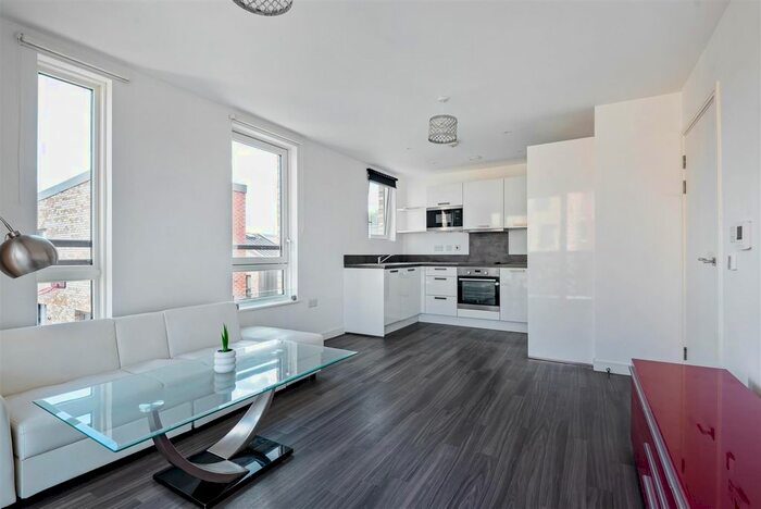 2 Bedroom Flat To Rent In Blondin Way, Canada Water, SE16