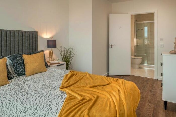 2 Bedroom Flat To Rent In Silvertown Way, Canning Town, E16