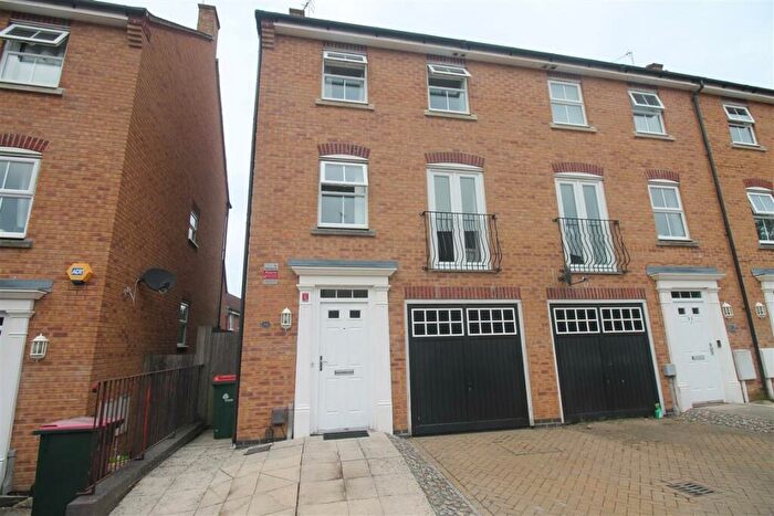 3 Bedroom End Of Terrace House To Rent In Rawlinson Road, Crawley, RH10