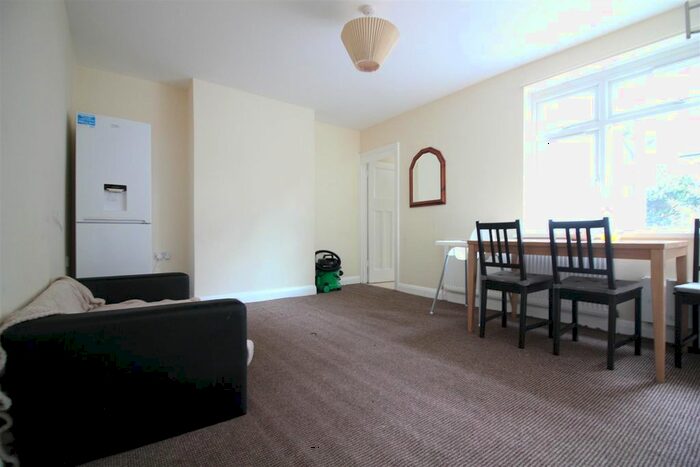 2 Bedroom Flat To Rent In Islay Gardens, Hounslow TW4