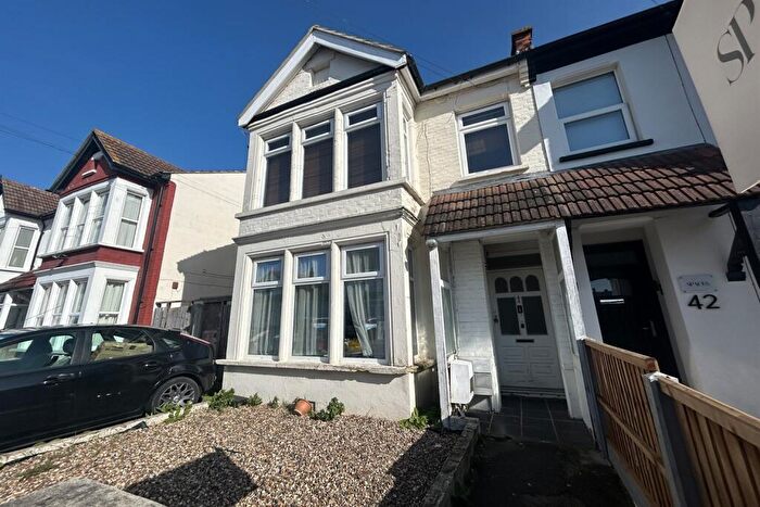 3 Bedroom Flat To Rent In Bedroom St Floor Flat In Southend On Sea, SS1