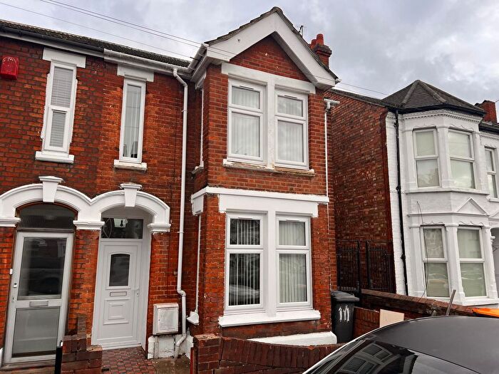 4 Bedroom Semi-Detached House To Rent In Hurst Grove, Bedford, MK40