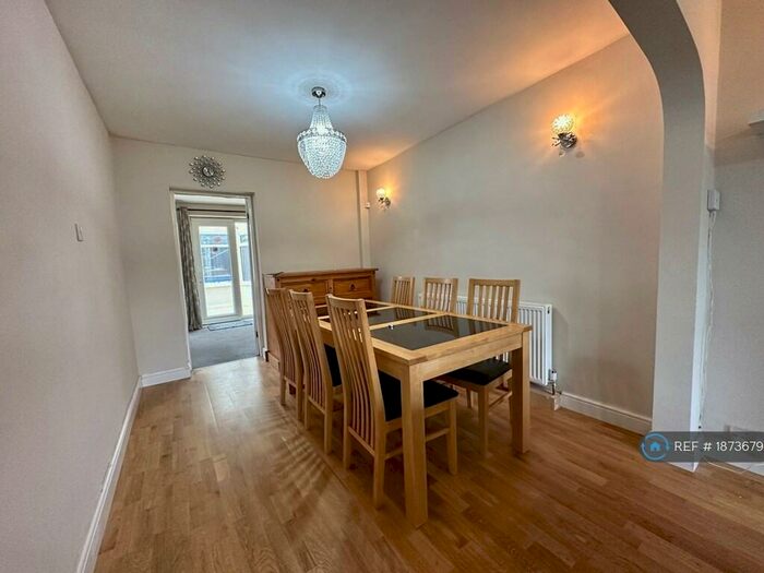4 Bedroom Semi-Detached House To Rent In Highwood Avenue, Leeds, LS17