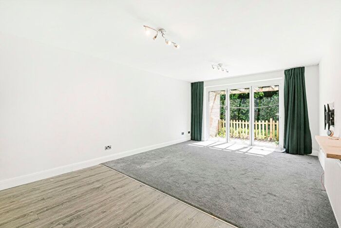 2 Bedroom Maisonette To Rent In Engadine Close, Croydon, CR0