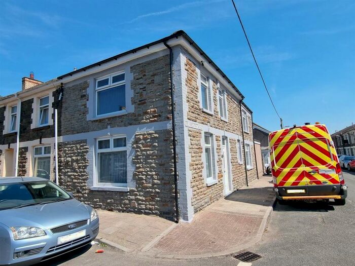 3 Bedroom End Of Terrace House To Rent In Plymouth Road, Hopkinstown, Pontypridd, CF37