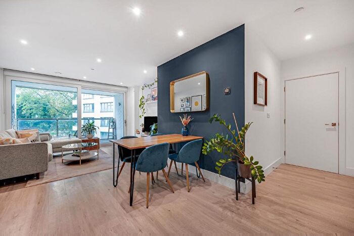 2 Bedroom Flat For Sale In Sterling Way, Islington, London, N7