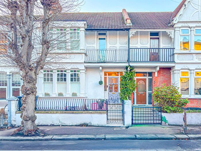 3 Bedroom Terraced House For Sale In Leighton Avenue, Leigh-on-Sea, SS9