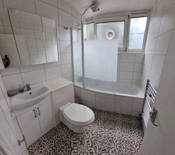 4 Bedroom Flat To Rent In New Orleans Walk, N19