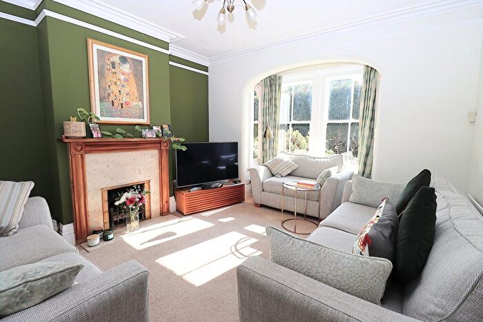 3 Bedroom Semi-Detached House For Sale In Elmsleigh Road, Farnborough, GU14