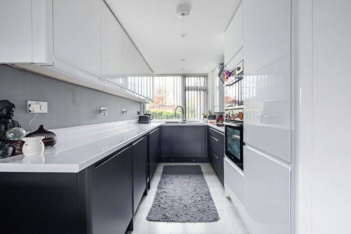 2 Bedroom Flat For Sale In Ashford, Surrey, TW15