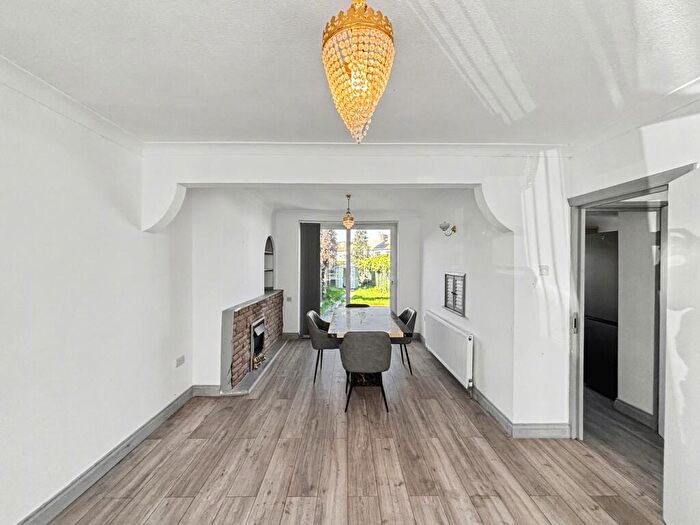 6 Bedroom Semi Detached House To Rent In Shaldon Road, Edgware, HA8