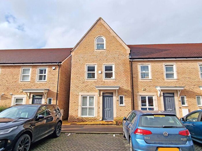 3 Bedroom Town House For Sale In Clifton Close, Bicester, OX26