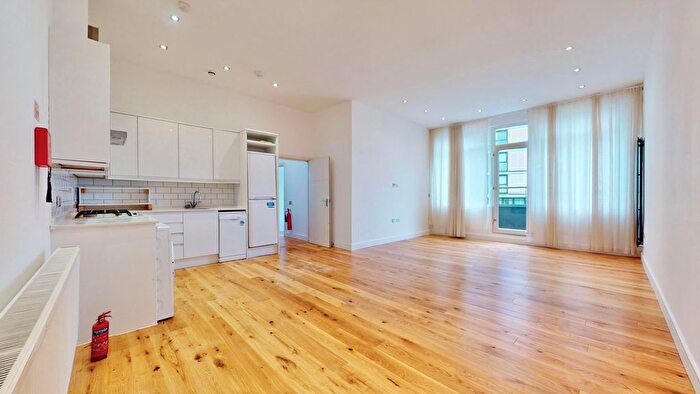 4 Bedroom Flat To Rent In Ballards Lane, London, N12