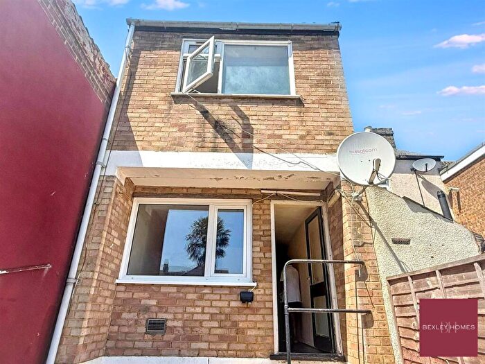 3 Bedroom Terraced House To Rent In Edward Street, Chatham, ME4