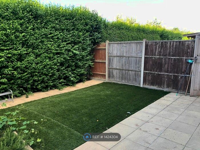 6 Bedroom Semi-Detached House To Rent In Melbury Avenue, Southall, UB2