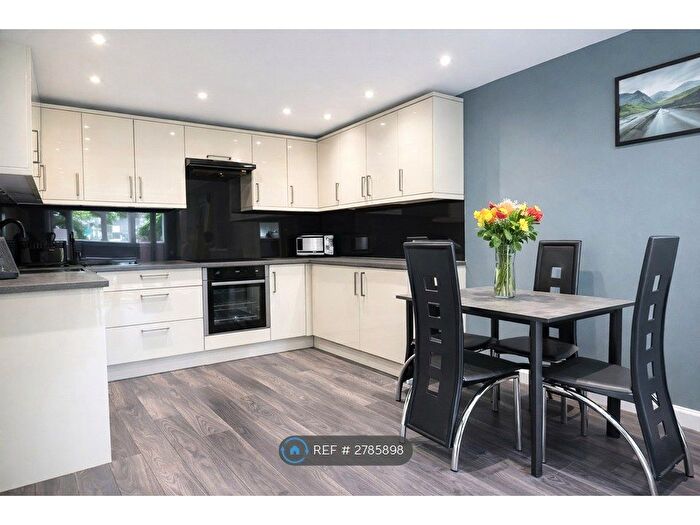 3 Bedroom Flat To Rent In Bullen Street, London, SW11