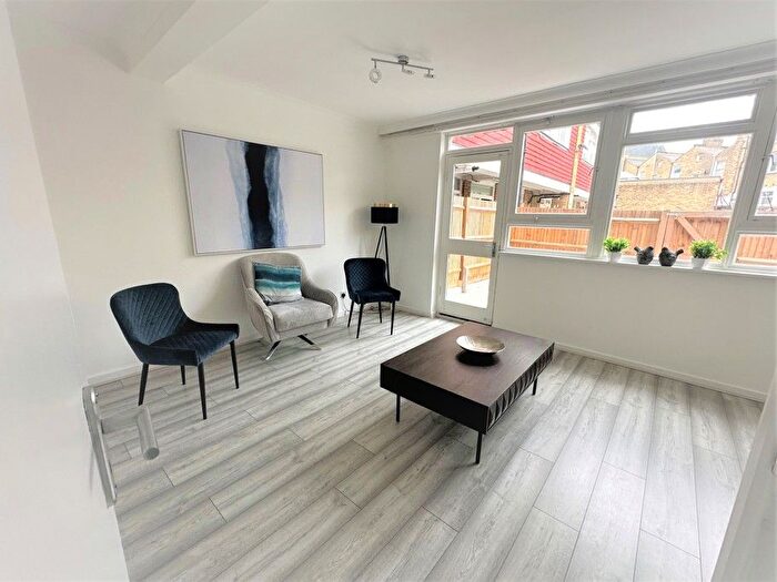 3 Bedroom Flat To Rent In Poole Road, London, E9