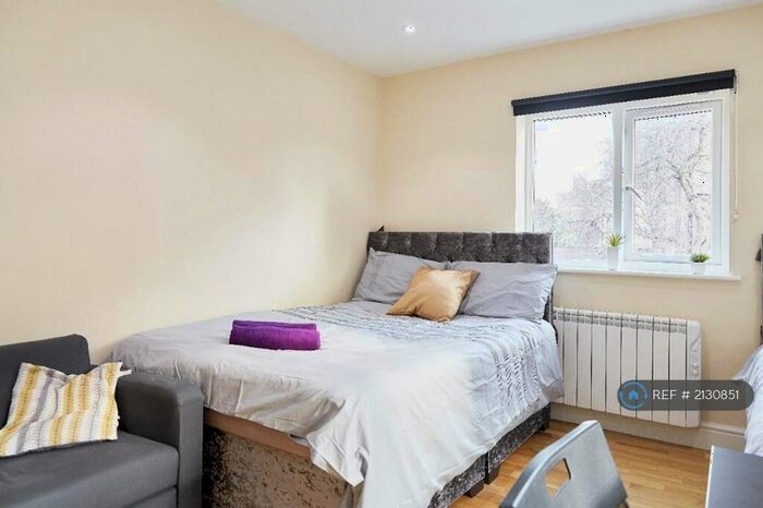 Studio To Rent In Walworth Road, London, SE17