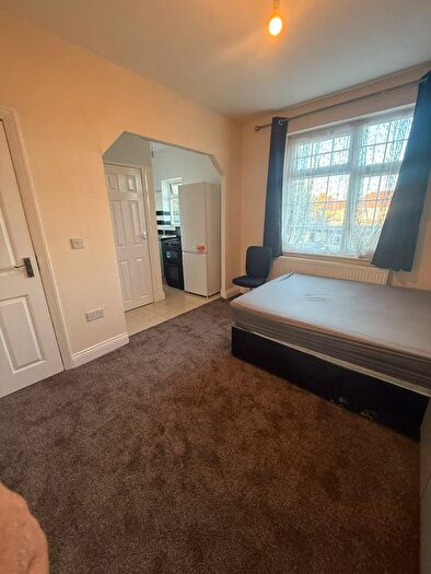 Studio To Rent In Chatsworth Crescent, Hounslow, TW3