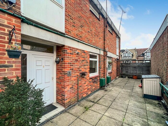 2 Bedroom Flat To Rent In Arden Grove, Harpenden, AL5