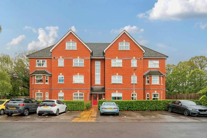 3 Bedroom Flat To Rent In Crowthorne, Berkshire, RG45