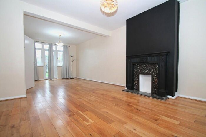 4 Bedroom Semi-Detached House To Rent In Chadacre Avenue, Ilford, London, IG5