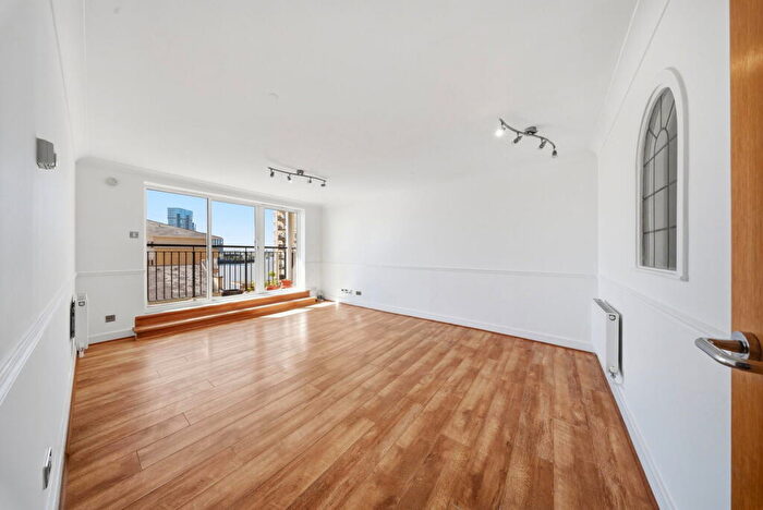 2 Bedroom Flat To Rent In Bartholomew Court, Canary Wharf, E14