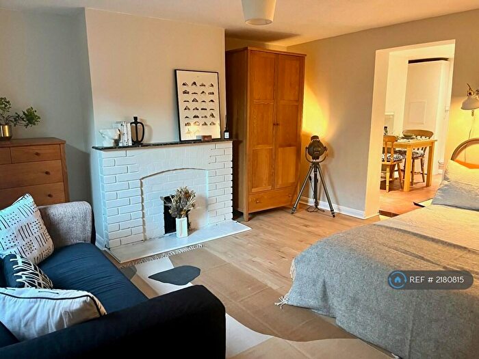 Studio To Rent In Commercial Way, London, SE15