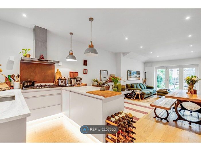 3 Bedroom Flat To Rent In Heybridge Avenue, London, SW16