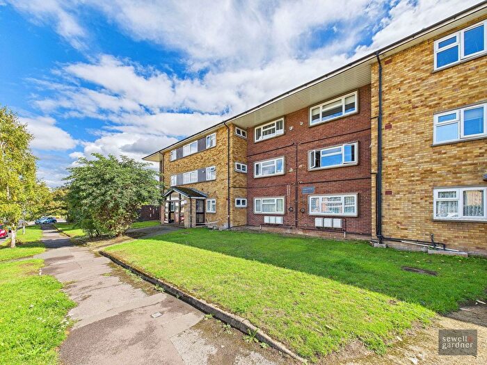 2 Bedroom Flat For Sale In Longcroft Road, Maple Cross, Rickmansworth, WD3