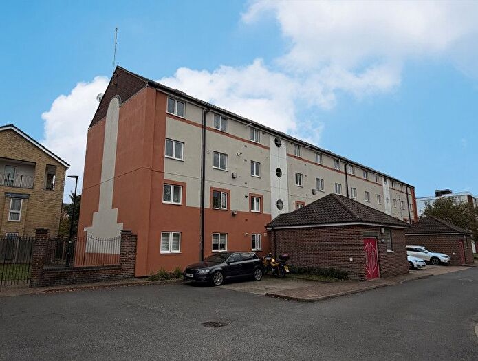2 Bedroom Flat For Sale In Harlech Gardens, Hounslow, Greater London, TW5