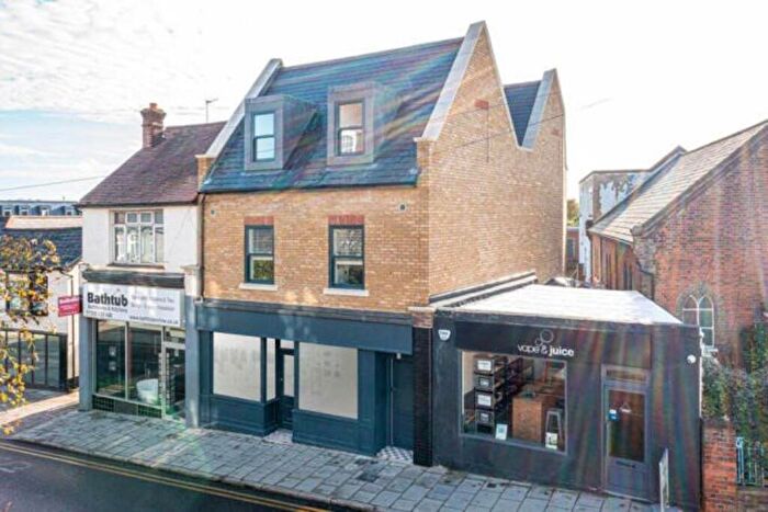 1 Bedroom Flat To Rent In High Street Rayleigh - Online Registration, SS6