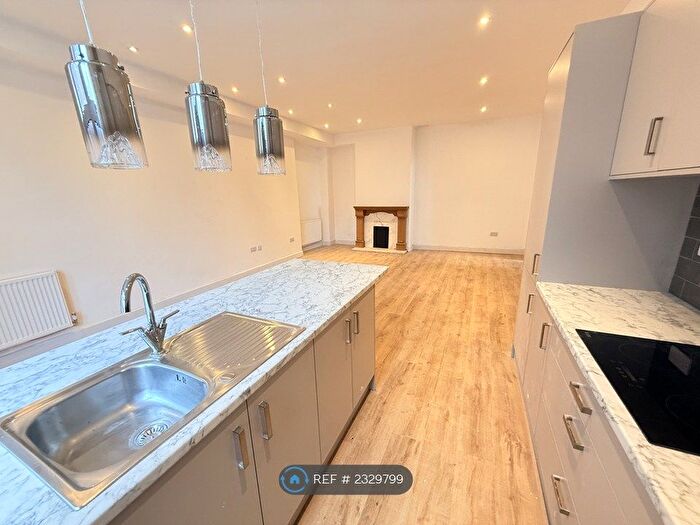 2 Bedroom Flat To Rent In Lydgate Lane, Sheffield, S10