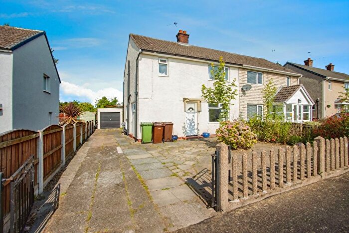 3 Bedroom Semi-detached House For Sale In Orchard Head Drive, Pontefract, WF8