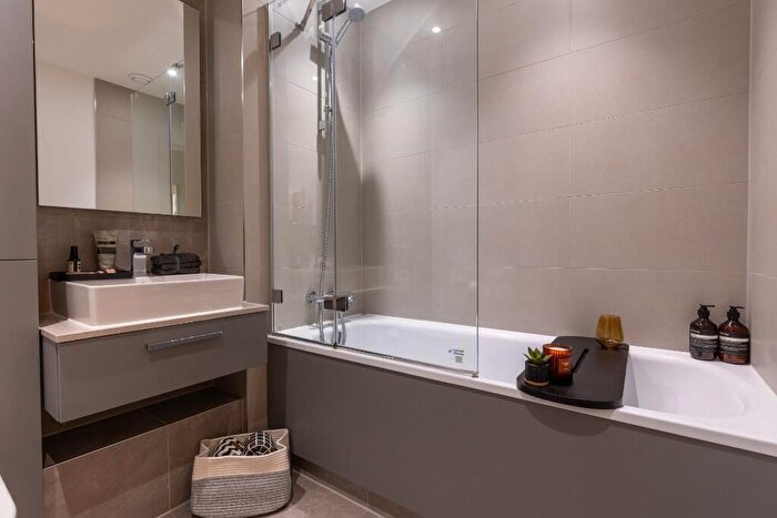 2 Bedroom Flat To Rent In Flat, Vanguard Way London, E17