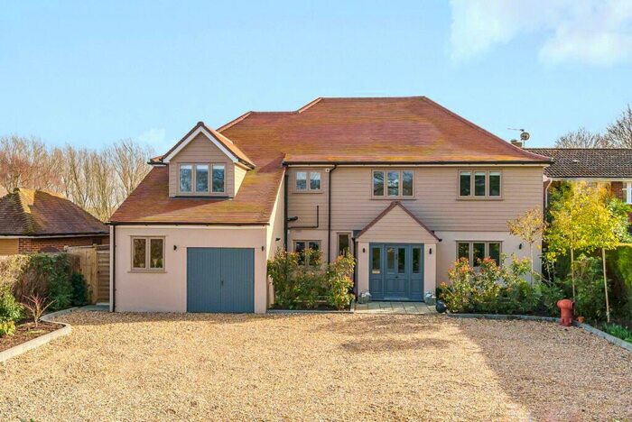 4 Bedroom Detached House For Sale In Lower Farm Road, Effingham, KT24