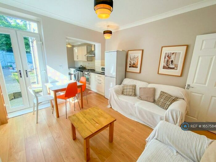 1 Bedroom Flat To Rent In Charman Road, Redhill, RH1