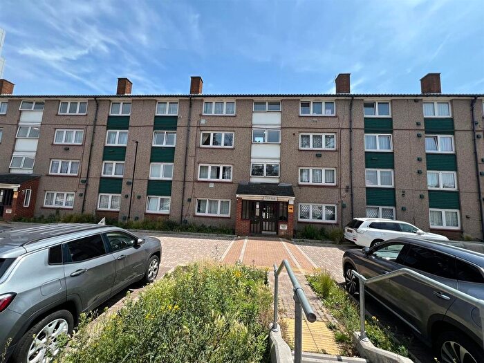 2 Bedroom Flat For Sale In Green Lane, Hounslow, TW4