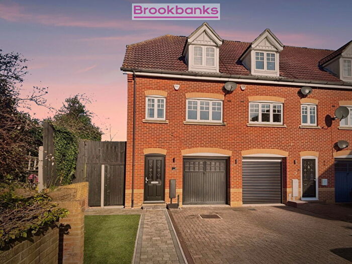 3 Bedroom End Of Terrace House To Rent In Reservoir Close, Greenhithe, DA9