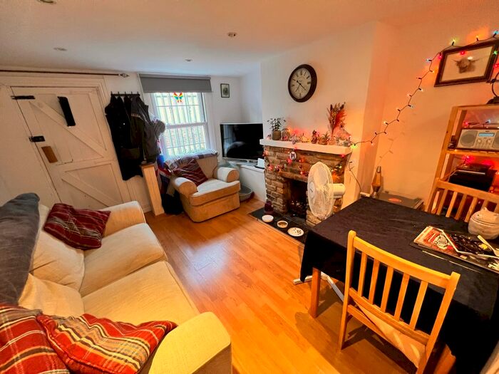 2 Bedroom Cottage To Rent In Nursery Row, Barnet, EN5